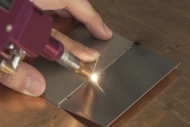 SWANシリーズ ハンディ式レーザ溶接機